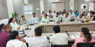 वृक्षारोपण महायज्ञ को जनआंदोलन बनाने पर जोर, डीएम ने दिए निर्देश