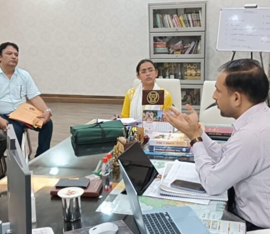 चुमुर मॉडल पर विकसित होंगे सीमावर्ती गांव, डीएम ने गुणवत्तापूर्ण डीपीआर बनाने के दिए निर्देश