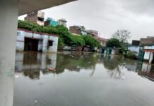 बारिश में डूबा कन्या विद्यालय, सांपों के डर से नहीं पहुंचीं छात्राएं