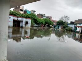 बारिश में डूबा कन्या विद्यालय, सांपों के डर से नहीं पहुंचीं छात्राएं