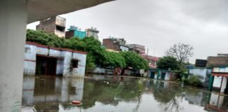 बारिश में डूबा कन्या विद्यालय, सांपों के डर से नहीं पहुंचीं छात्राएं