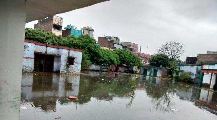 बारिश में डूबा कन्या विद्यालय, सांपों के डर से नहीं पहुंचीं छात्राएं