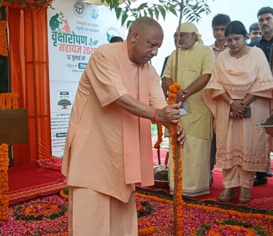 सीएम योगी ने किया वृक्षारोपण महायज्ञ-2026 का शुभारंभ, दिया ‘एक पेड़ मां के नाम’ का संदेश
