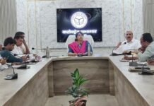 आयुष्मान कार्ड निर्माण में तेजी लाने के निर्देश, डीएम ने की प्रगति की समीक्षा पात्र लाभार्थियों को समयबद्ध मिले योजना का लाभ, घर-घर अभियान चलाने के निर्देश