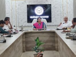 आयुष्मान कार्ड निर्माण में तेजी लाने के निर्देश, डीएम ने की प्रगति की समीक्षा पात्र लाभार्थियों को समयबद्ध मिले योजना का लाभ, घर-घर अभियान चलाने के निर्देश