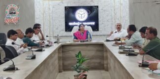 आयुष्मान कार्ड निर्माण में तेजी लाने के निर्देश, डीएम ने की प्रगति की समीक्षा पात्र लाभार्थियों को समयबद्ध मिले योजना का लाभ, घर-घर अभियान चलाने के निर्देश