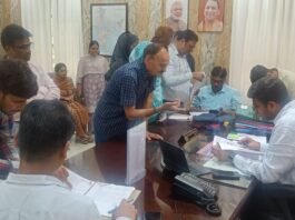 डीएम दीपक मीणा ने सुनी जनसमस्याएं, अधिकारियों को दिए त्वरित एवं गुणवत्तापूर्ण निस्तारण के निर्देश जनसुनवाई में पहुंचे फरियादियों को मिला भरोसा, समयबद्ध कार्रवाई पर दिया जोर