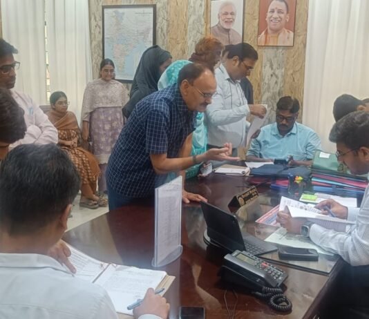 डीएम दीपक मीणा ने सुनी जनसमस्याएं, अधिकारियों को दिए त्वरित एवं गुणवत्तापूर्ण निस्तारण के निर्देश जनसुनवाई में पहुंचे फरियादियों को मिला भरोसा, समयबद्ध कार्रवाई पर दिया जोर