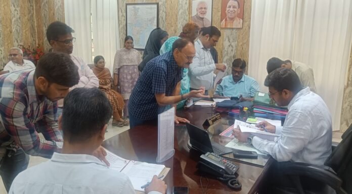 डीएम दीपक मीणा ने सुनी जनसमस्याएं, अधिकारियों को दिए त्वरित एवं गुणवत्तापूर्ण निस्तारण के निर्देश जनसुनवाई में पहुंचे फरियादियों को मिला भरोसा, समयबद्ध कार्रवाई पर दिया जोर