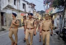 शांति व्यवस्था के मद्देनज़र तिवारीपुर में पुलिस का फ्लैग मार्च एसपी सिटी व सीओ कोतवाली ने सुरक्षा व्यवस्था का लिया जायजा, संदिग्धों पर कड़ी निगरानी के निर्देश