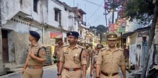शांति व्यवस्था के मद्देनज़र तिवारीपुर में पुलिस का फ्लैग मार्च एसपी सिटी व सीओ कोतवाली ने सुरक्षा व्यवस्था का लिया जायजा, संदिग्धों पर कड़ी निगरानी के निर्देश