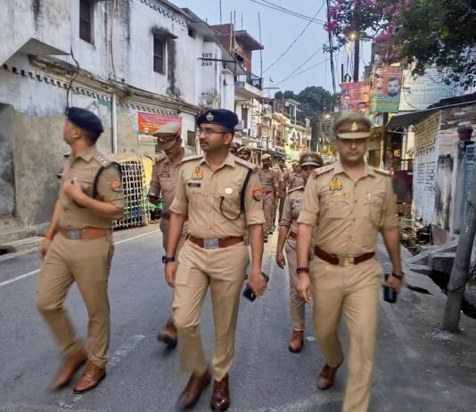 शांति व्यवस्था के मद्देनज़र तिवारीपुर में पुलिस का फ्लैग मार्च एसपी सिटी व सीओ कोतवाली ने सुरक्षा व्यवस्था का लिया जायजा, संदिग्धों पर कड़ी निगरानी के निर्देश
