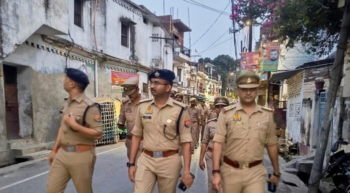 शांति व्यवस्था के मद्देनज़र तिवारीपुर में पुलिस का फ्लैग मार्च एसपी सिटी व सीओ कोतवाली ने सुरक्षा व्यवस्था का लिया जायजा, संदिग्धों पर कड़ी निगरानी के निर्देश