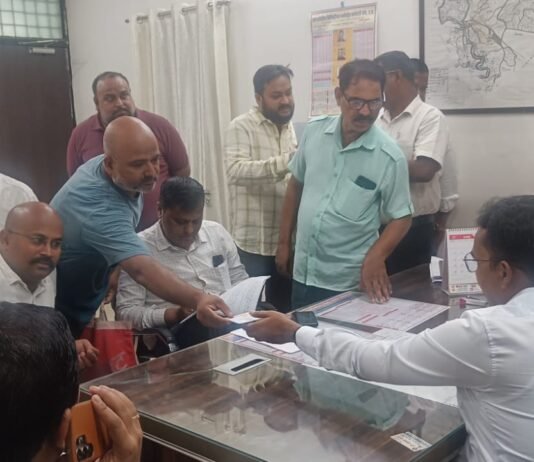 कार्यभार संभालते ही एक्शन मोड में दिखे सदर एसडीएम ज्ञान प्रताप सिंह पहले ही दिन जनसुनवाई कर फरियादियों की सुनी समस्याएं, लंबित फाइलों पर जताई सख्ती