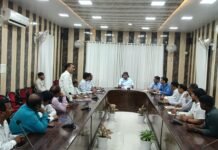 राजस्व कर्मचारियों की समस्याओं पर डीएम दीपक मीणा गंभीर, बोले— हर जायज मांग का होगा समाधान कलेक्ट्रेट सभागार में कलेक्ट्रेट, लेखपाल, राजस्व निरीक्षक व अमीन संघ के साथ बैठक, शासन स्तर के मामलों पर पत्र भेजने का भरोसा