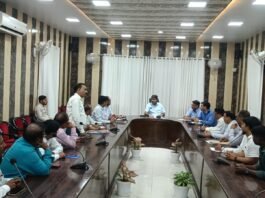राजस्व कर्मचारियों की समस्याओं पर डीएम दीपक मीणा गंभीर, बोले— हर जायज मांग का होगा समाधान कलेक्ट्रेट सभागार में कलेक्ट्रेट, लेखपाल, राजस्व निरीक्षक व अमीन संघ के साथ बैठक, शासन स्तर के मामलों पर पत्र भेजने का भरोसा