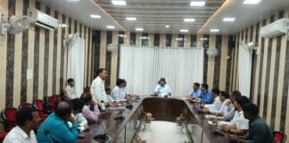 राजस्व कर्मचारियों की समस्याओं पर डीएम दीपक मीणा गंभीर, बोले— हर जायज मांग का होगा समाधान कलेक्ट्रेट सभागार में कलेक्ट्रेट, लेखपाल, राजस्व निरीक्षक व अमीन संघ के साथ बैठक, शासन स्तर के मामलों पर पत्र भेजने का भरोसा