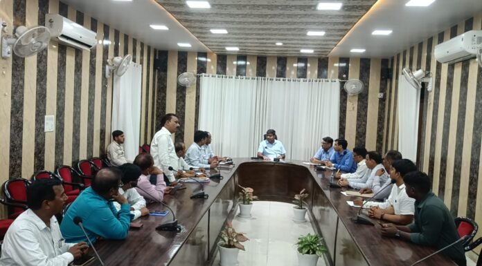 राजस्व कर्मचारियों की समस्याओं पर डीएम दीपक मीणा गंभीर, बोले— हर जायज मांग का होगा समाधान कलेक्ट्रेट सभागार में कलेक्ट्रेट, लेखपाल, राजस्व निरीक्षक व अमीन संघ के साथ बैठक, शासन स्तर के मामलों पर पत्र भेजने का भरोसा