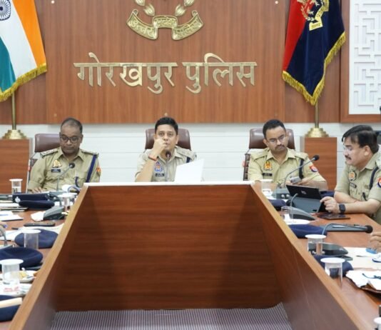 देर रात पुलिस लाइन में SSP डॉ. कोस्तुभ की क्राइम मीटिंग, अपराधियों पर सख्त कार्रवाई के निर्देश थाना प्रभारियों को वारंटियों की गिरफ्तारी, हिस्ट्रीशीटरों की निगरानी और रात्रि गश्त बढ़ाने के आदेश