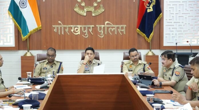 देर रात पुलिस लाइन में SSP डॉ. कोस्तुभ की क्राइम मीटिंग, अपराधियों पर सख्त कार्रवाई के निर्देश थाना प्रभारियों को वारंटियों की गिरफ्तारी, हिस्ट्रीशीटरों की निगरानी और रात्रि गश्त बढ़ाने के आदेश
