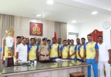मानसून गोल्ड कप जीतने पर गोरखपुर जोन पुलिस टीम सम्मानित डीजीपी ने खिलाड़ियों को दी बधाई, अंतर जोनल प्रतियोगिता के लिए बढ़ाया उत्साह