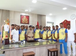 मानसून गोल्ड कप जीतने पर गोरखपुर जोन पुलिस टीम सम्मानित डीजीपी ने खिलाड़ियों को दी बधाई, अंतर जोनल प्रतियोगिता के लिए बढ़ाया उत्साह