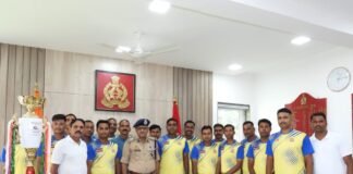 मानसून गोल्ड कप जीतने पर गोरखपुर जोन पुलिस टीम सम्मानित डीजीपी ने खिलाड़ियों को दी बधाई, अंतर जोनल प्रतियोगिता के लिए बढ़ाया उत्साह