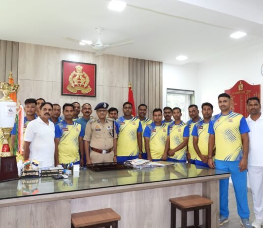 मानसून गोल्ड कप जीतने पर गोरखपुर जोन पुलिस टीम सम्मानित डीजीपी ने खिलाड़ियों को दी बधाई, अंतर जोनल प्रतियोगिता के लिए बढ़ाया उत्साह
