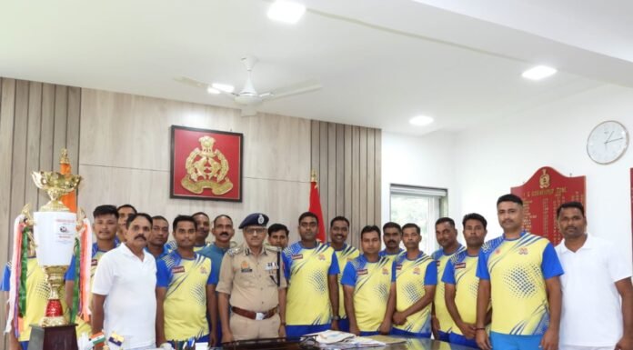 मानसून गोल्ड कप जीतने पर गोरखपुर जोन पुलिस टीम सम्मानित डीजीपी ने खिलाड़ियों को दी बधाई, अंतर जोनल प्रतियोगिता के लिए बढ़ाया उत्साह