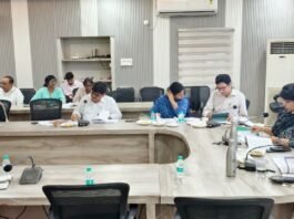 निराश्रित गोवंशों के संरक्षण में लापरवाही बर्दाश्त नहीं : डीएम
