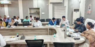 निराश्रित गोवंशों के संरक्षण में लापरवाही बर्दाश्त नहीं : डीएम