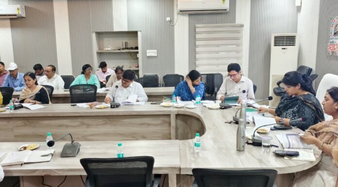 निराश्रित गोवंशों के संरक्षण में लापरवाही बर्दाश्त नहीं : डीएम