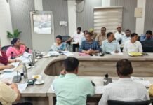 सीएम डैशबोर्ड पर बेहतर प्रदर्शन के लिए डीएम ने कसी अधिकारियों पर लगाम विभागवार समीक्षा, लंबित प्रकरणों का समयबद्ध निस्तारण और गुणवत्ता पर दिया जोर