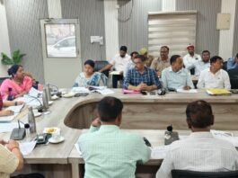 सीएम डैशबोर्ड पर बेहतर प्रदर्शन के लिए डीएम ने कसी अधिकारियों पर लगाम विभागवार समीक्षा, लंबित प्रकरणों का समयबद्ध निस्तारण और गुणवत्ता पर दिया जोर