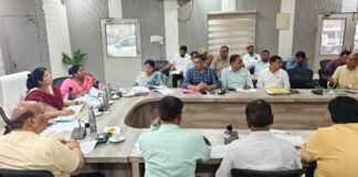सीएम डैशबोर्ड पर बेहतर प्रदर्शन के लिए डीएम ने कसी अधिकारियों पर लगाम विभागवार समीक्षा, लंबित प्रकरणों का समयबद्ध निस्तारण और गुणवत्ता पर दिया जोर