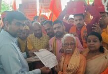 गो सम्मान आह्वान अभियान के तहत डीएम को सौंपा ज्ञापन, राष्ट्रीय गौशाला नीति लागू करने की उठाई मांग व्यापारी कल्याण बोर्ड के उपाध्यक्ष पुष्प दत्त जैन बोले— गोसंरक्षण आस्था ही नहीं, कृषि और ग्रामीण अर्थव्यवस्था का भी आधार