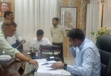 जनसुनवाई में डीएम दीपक मीणा ने सुनीं फरियादियों की समस्याएं, त्वरित निस्तारण के दिए निर्देश