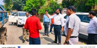 लच्छीपुर में सफाई व्यवस्था पर सख्त हुए नगर आयुक्त, सुपरवाइजर का वेतन रोका