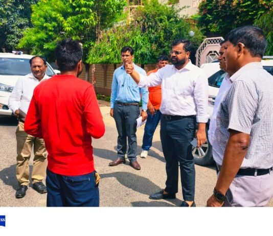 लच्छीपुर में सफाई व्यवस्था पर सख्त हुए नगर आयुक्त, सुपरवाइजर का वेतन रोका