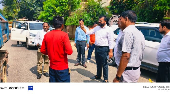 लच्छीपुर में सफाई व्यवस्था पर सख्त हुए नगर आयुक्त, सुपरवाइजर का वेतन रोका