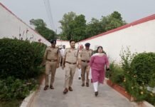 डीएम-एसपी ने जिला कारागार का किया निरीक्षण, सुरक्षा और व्यवस्थाओं का लिया जायजा बंदियों से संवाद कर जानी समस्याएं, भोजन, चिकित्सीय सुविधा और स्वच्छता पर दिए आवश्यक निर्देश