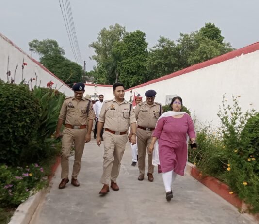 डीएम-एसपी ने जिला कारागार का किया निरीक्षण, सुरक्षा और व्यवस्थाओं का लिया जायजा बंदियों से संवाद कर जानी समस्याएं, भोजन, चिकित्सीय सुविधा और स्वच्छता पर दिए आवश्यक निर्देश