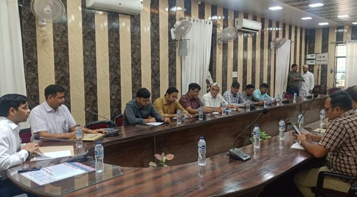नशा तस्करी और अपराध नियंत्रण को लेकर प्रशासन सख्त, कलेक्ट्रेट में हुई समीक्षा बैठक एडीएम सिटी गजेंद्र कुमार ने विभिन्न विभागों को संयुक्त अभियान चलाने के दिए निर्देश
