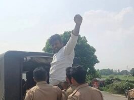 तेनुआ टोल प्लाजा लिंक रोड पर बैरियर लगाने को लेकर ग्रामीणों का जोरदार प्रदर्शन, तीन घंटे तक हंगामा ग्रामीण नेता हिरासत में, पुलिस-प्रशासन से तीखी नोकझोंक; सहजनवा विधायक के आश्वासन पर शांत हुआ मामला