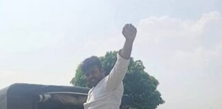 तेनुआ टोल प्लाजा लिंक रोड पर बैरियर लगाने को लेकर ग्रामीणों का जोरदार प्रदर्शन, तीन घंटे तक हंगामा ग्रामीण नेता हिरासत में, पुलिस-प्रशासन से तीखी नोकझोंक; सहजनवा विधायक के आश्वासन पर शांत हुआ मामला