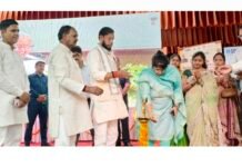रायबरेली में शिक्षकों को मिली कैशलेस इलाज की सौगात, 1.79 लाख विद्यार्थियों के खातों में भेजी गई डीबीटी राशि मुख्यमंत्री योगी आदित्यनाथ ने वाराणसी से किया शुभारंभ, जनपद में 16,365 शिक्षक-कर्मचारी होंगे लाभान्वित