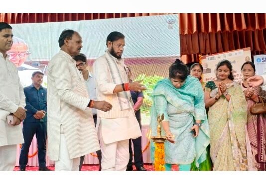 रायबरेली में शिक्षकों को मिली कैशलेस इलाज की सौगात, 1.79 लाख विद्यार्थियों के खातों में भेजी गई डीबीटी राशि मुख्यमंत्री योगी आदित्यनाथ ने वाराणसी से किया शुभारंभ, जनपद में 16,365 शिक्षक-कर्मचारी होंगे लाभान्वित