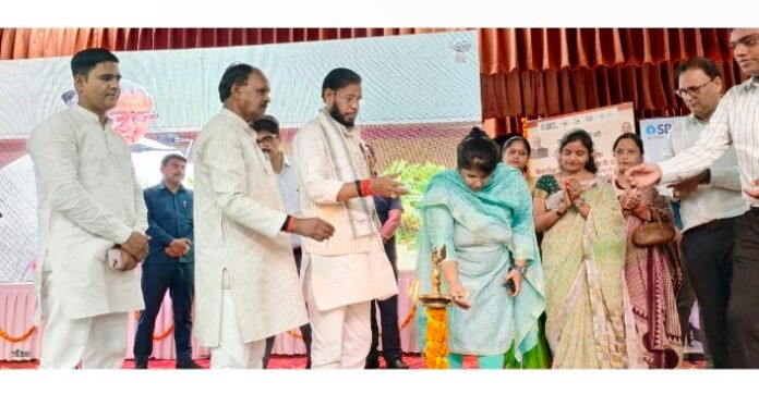 रायबरेली में शिक्षकों को मिली कैशलेस इलाज की सौगात, 1.79 लाख विद्यार्थियों के खातों में भेजी गई डीबीटी राशि मुख्यमंत्री योगी आदित्यनाथ ने वाराणसी से किया शुभारंभ, जनपद में 16,365 शिक्षक-कर्मचारी होंगे लाभान्वित