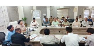 डीएम की अध्यक्षता में जिला वृक्षारोपण, पर्यावरण एवं गंगा समिति की बैठक जियो टैगिंग, पौधों के संरक्षण और शत-प्रतिशत सर्वाइवल पर डीएम का विशेष जोर