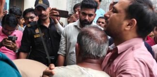 सिसवा छठ घाट हादसा: तालाब में डूबने से तीन बच्चों की मौत, डीएम और एसपी ने संभाला मोर्चा डीएम गौरव सिंह सोगरवाल और एसपी शक्ति मोहन अवस्थी ने घटनास्थल का किया निरीक्षण, परिजनों को हरसंभव सहायता का भरोसा